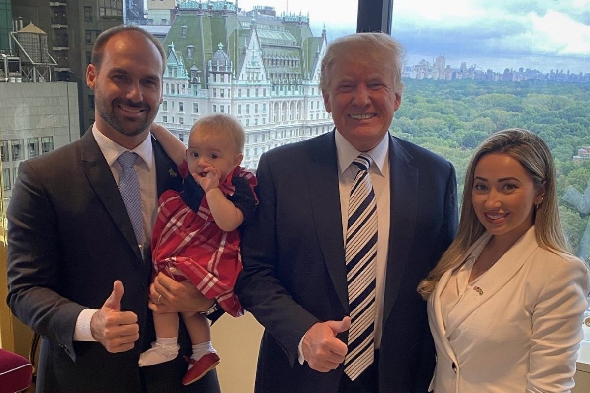 Eduardo Bolsonaro encontra ex-presidente Trump e posta foto