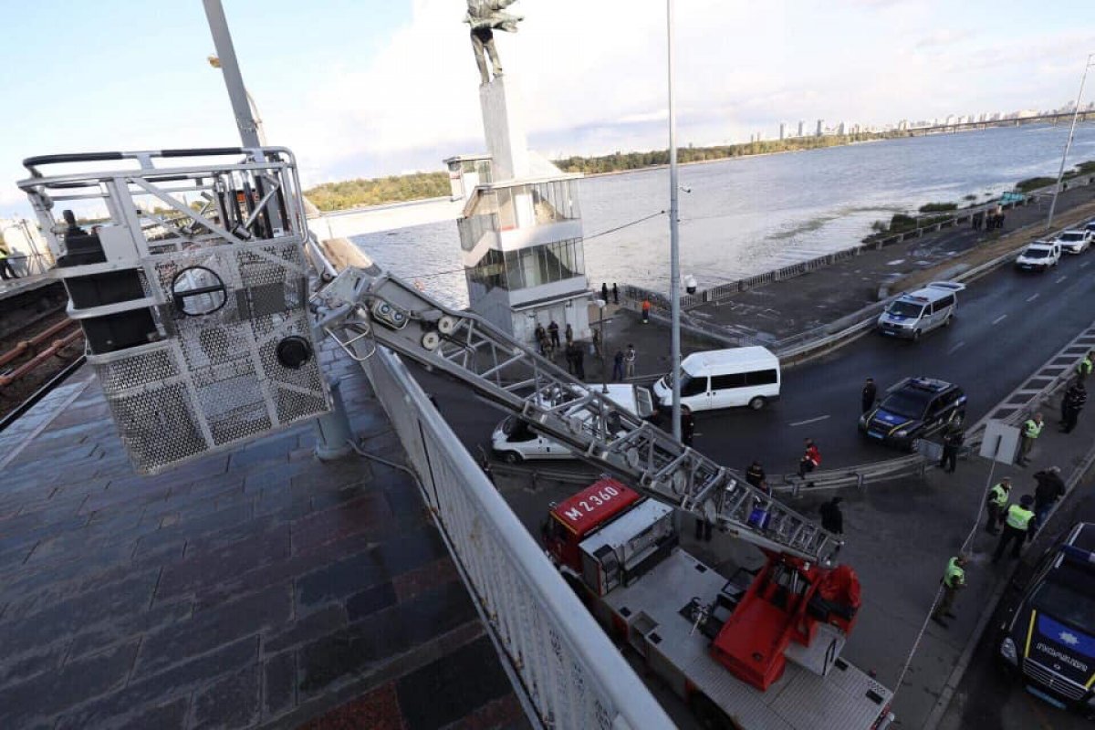 Homem armado ameaça explodir ponte na capital da Ucrânia