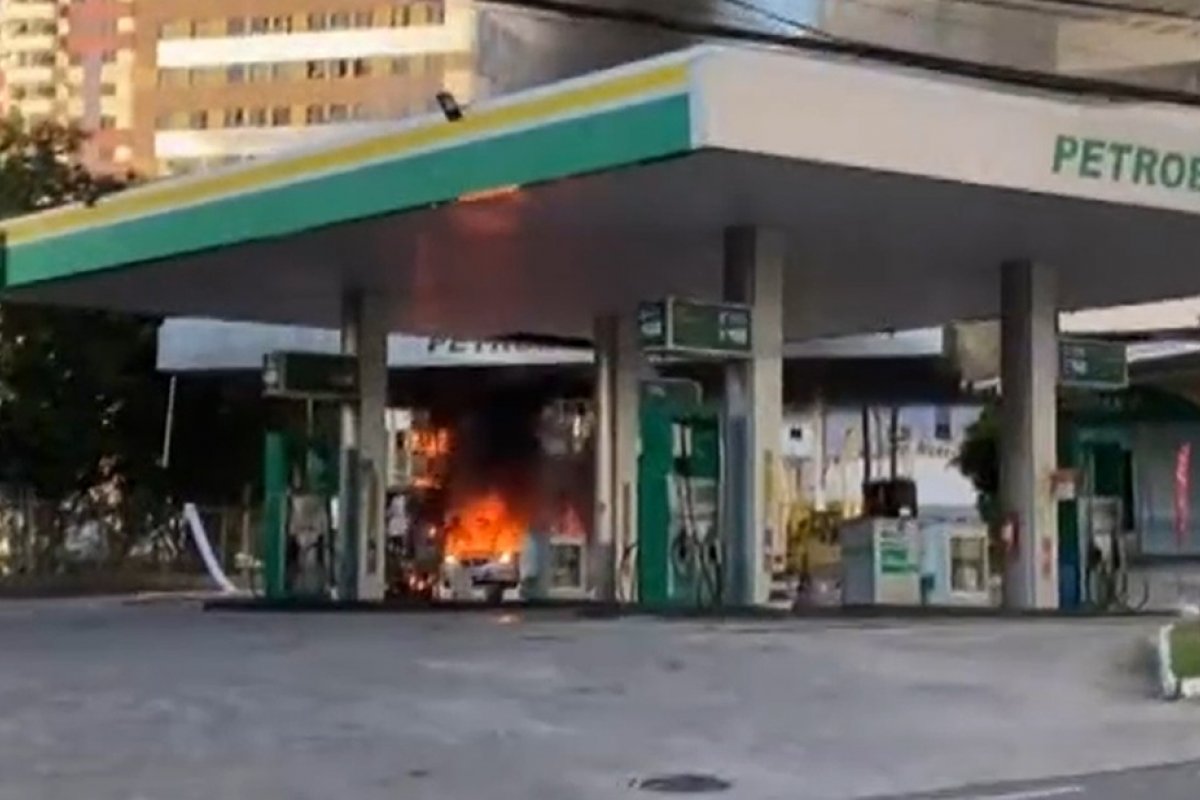 Carro pega fogo em posto de combustível após explosão durante abastecimento de GNV, em Salvador