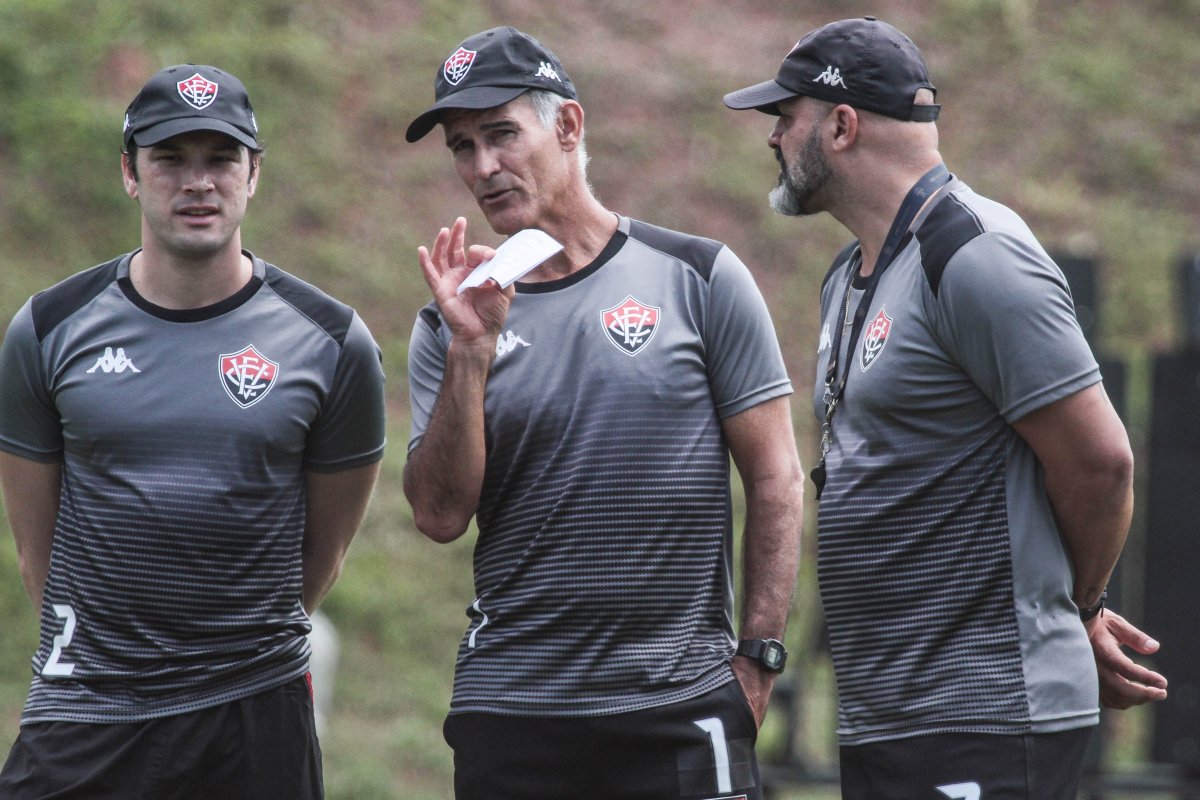 Carlos Amadeu não é mais o técnico do Vitória
