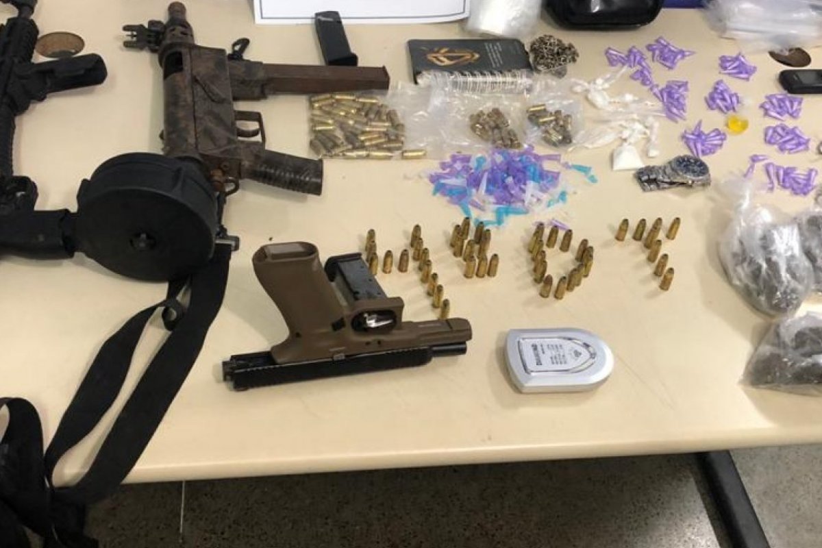 Homem é preso com duas submetralhadoras no bairro da Fazenda Grande do Retiro, em Salvador