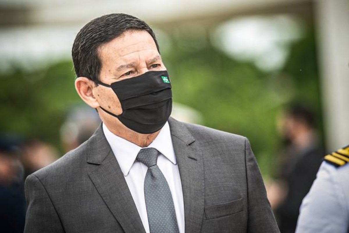 Mourão afirma não ter sido convidado para desfile militar