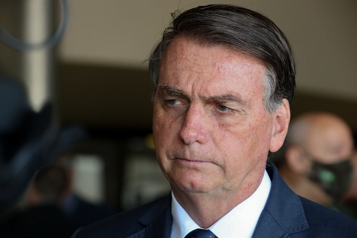 Bolsonaro diz que vendedores são culpados pelo elevado preço do gás de cozinha
