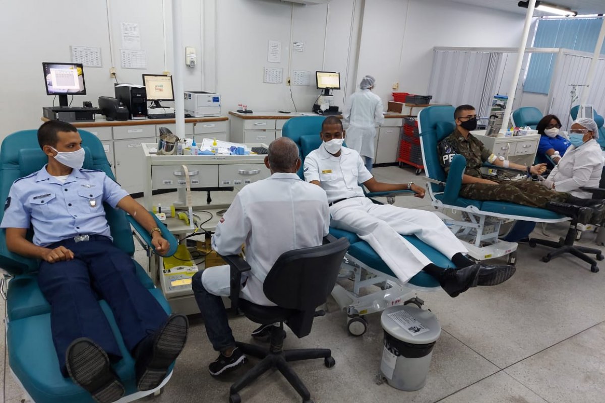Militares doam sangue para reforçar estoques de hemocentros 