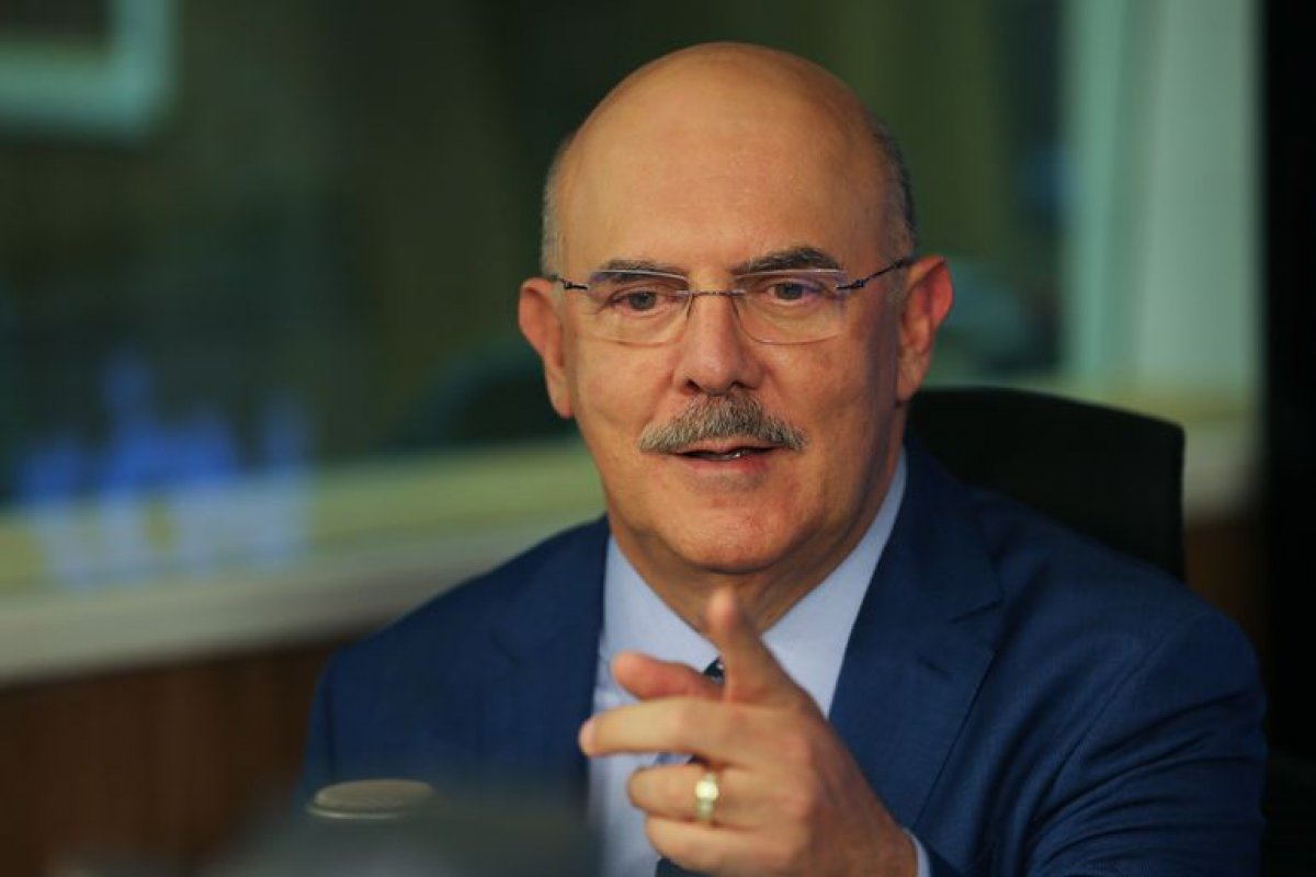 Ministro da Educação critica os que são contra o retorno das aulas: "grupo pequeno e ruidoso"