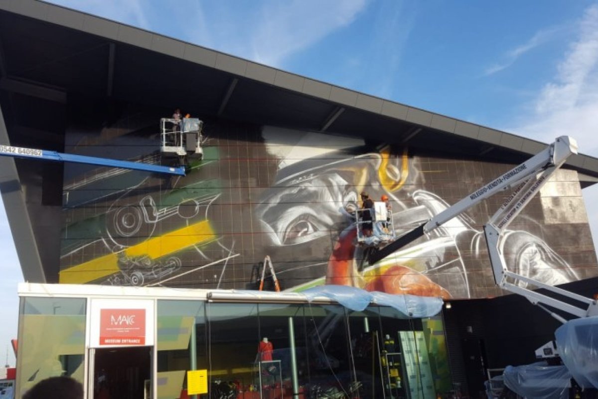 Confira a homenagem que Kobra fez para Ayrton Senna no autódromo italiano de Ímola