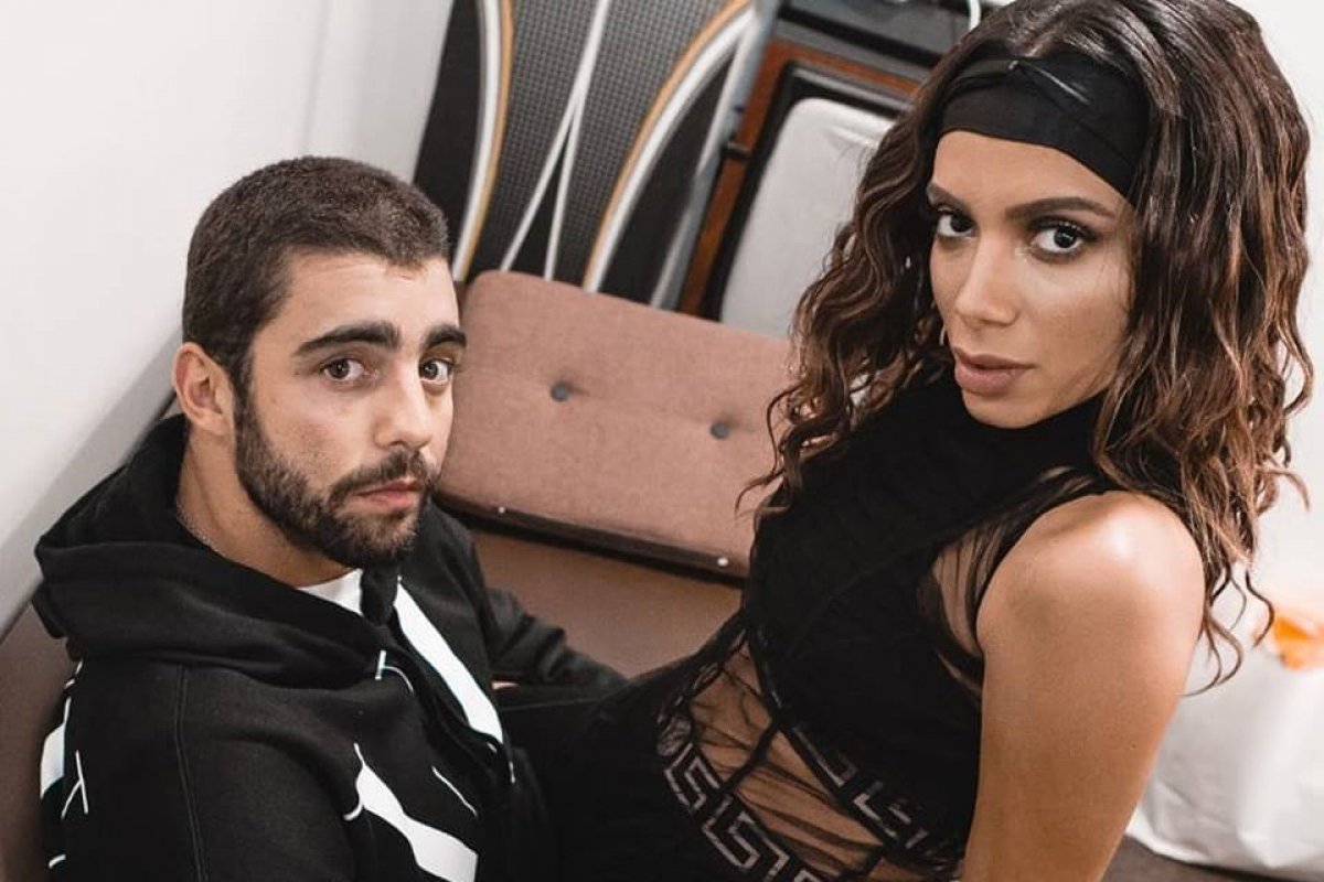 Sexo a três: Segundo site, Anitta levava Pedro Scooby e bailarina para a cama