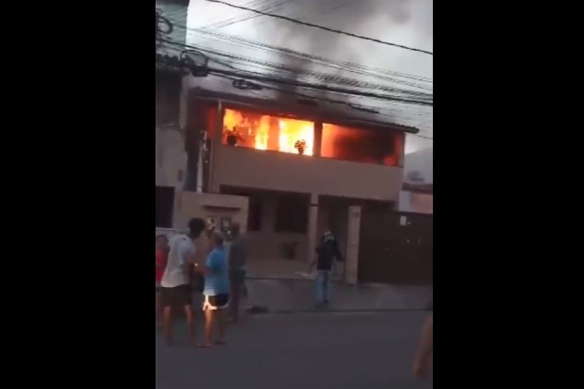 Casa fica parcialmente destruída em Lauro de Freitas após incêndio