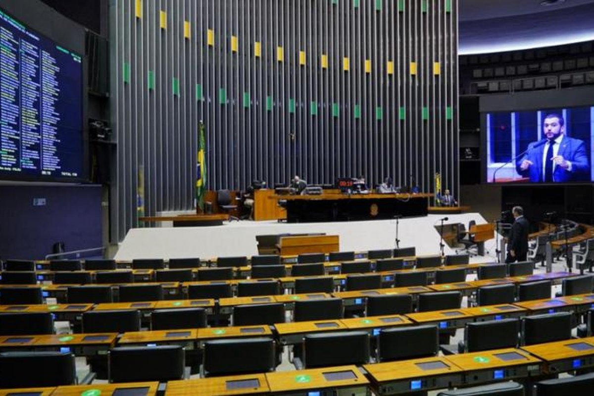 Câmara rejeita 'distritão' e aprova PEC que resgata coligações