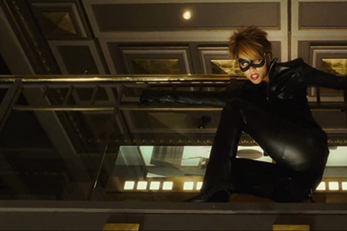 Halle Berry, a 'mulher-gato, diz não se arrepender de ter feito filme