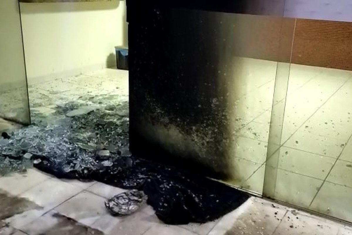 Prefeitura de Itanhém é alvejada e criminosos ateiam fogo no local