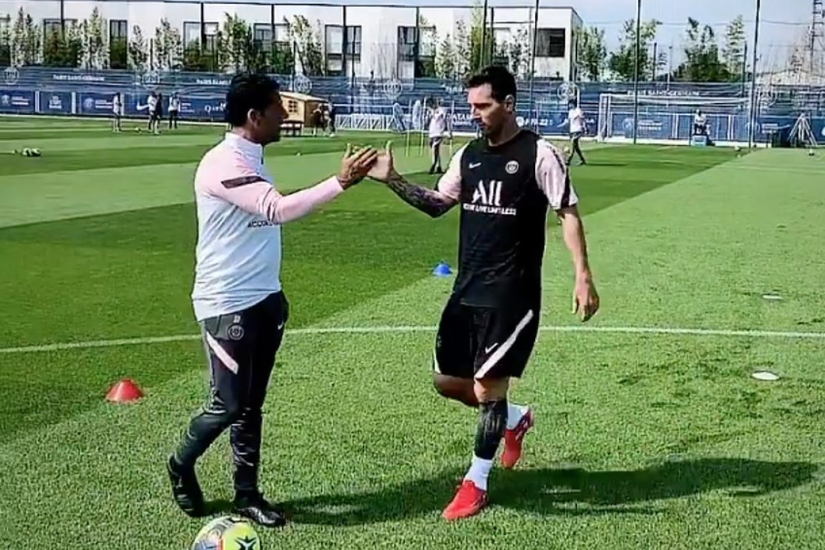 Ao lado de jogadores brasileiros, Messi realiza primeiro treino no PSG