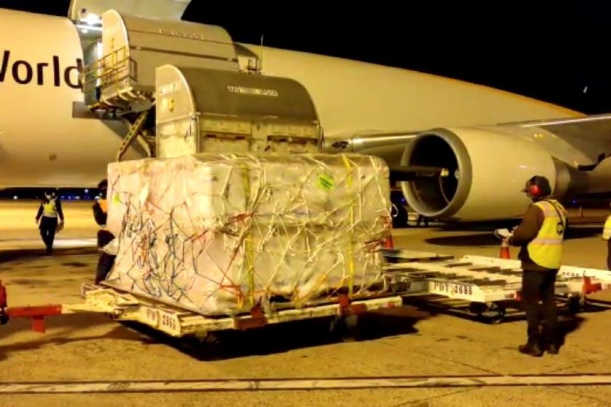 Governo federal recebe 1 milhão de doses da vacina Pfizer contra Covid-19