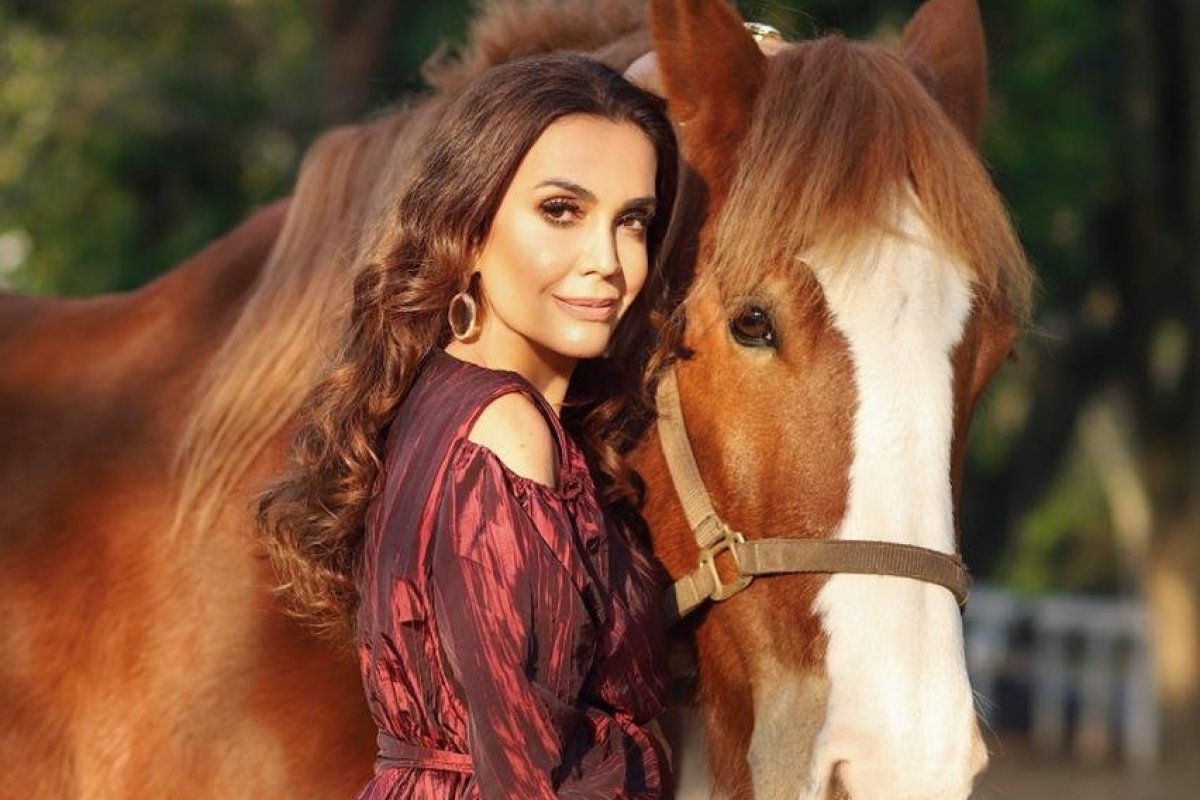 Influencer Claudia Métne declara seu carinho aos animais em ensaio fotográfico