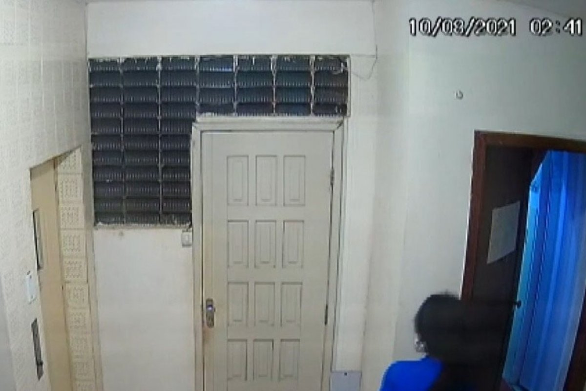 Mulher invade prédio em Salvador para roubar notebook e celular