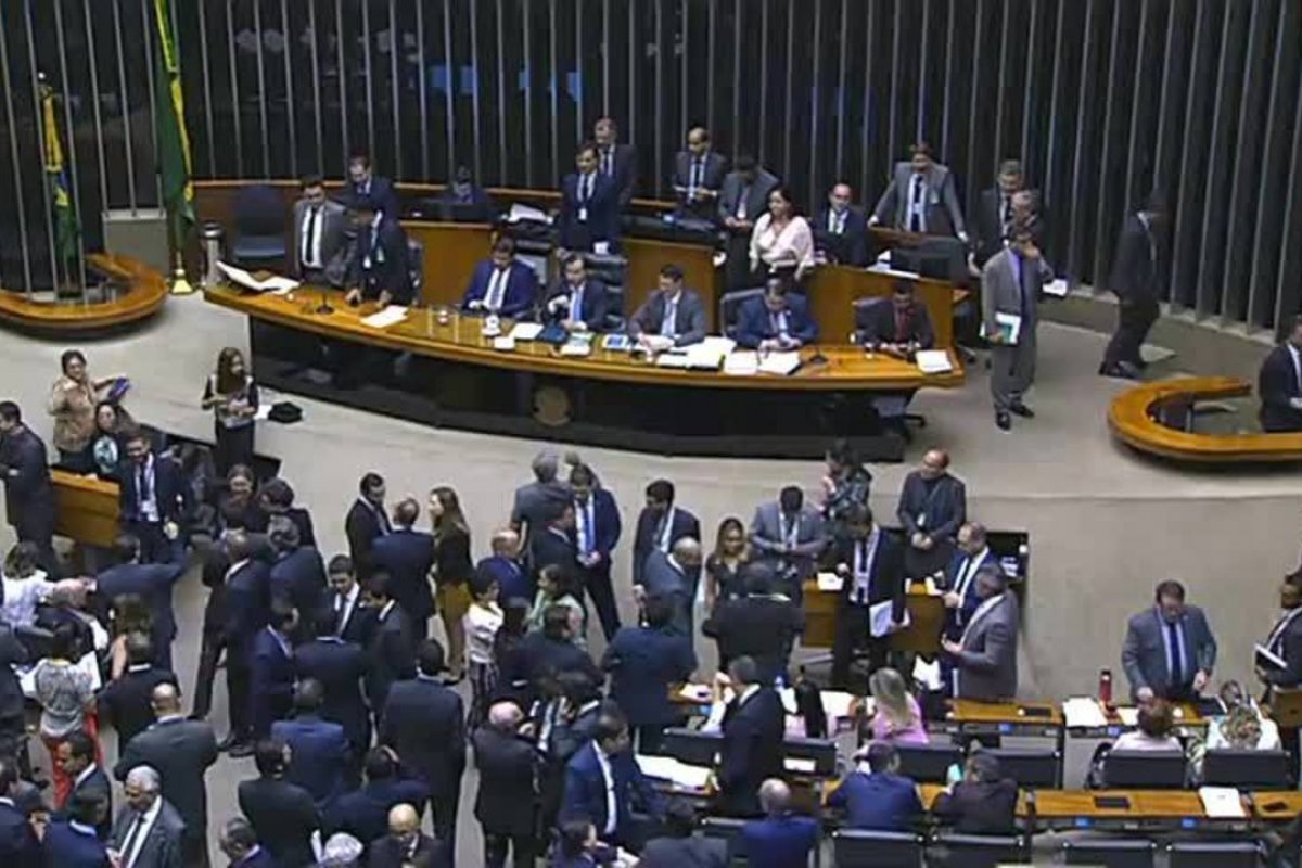 Assessores do PT na Câmara levam prêmio da Mega de R$ 120 milhões