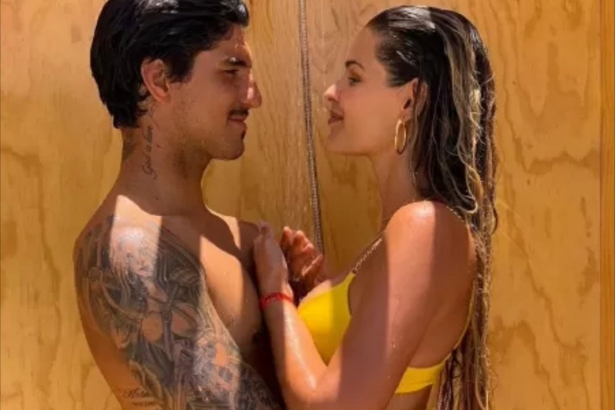 Yasmin Brunet se declara a Medina com fotos no chuveiro