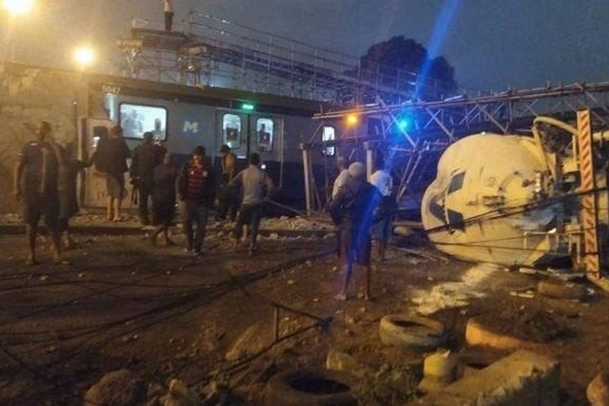 Vídeo: Acidente envolvendo caminhão de gás derruba passarela sobre linha do metrô na Zona Norte do Rio