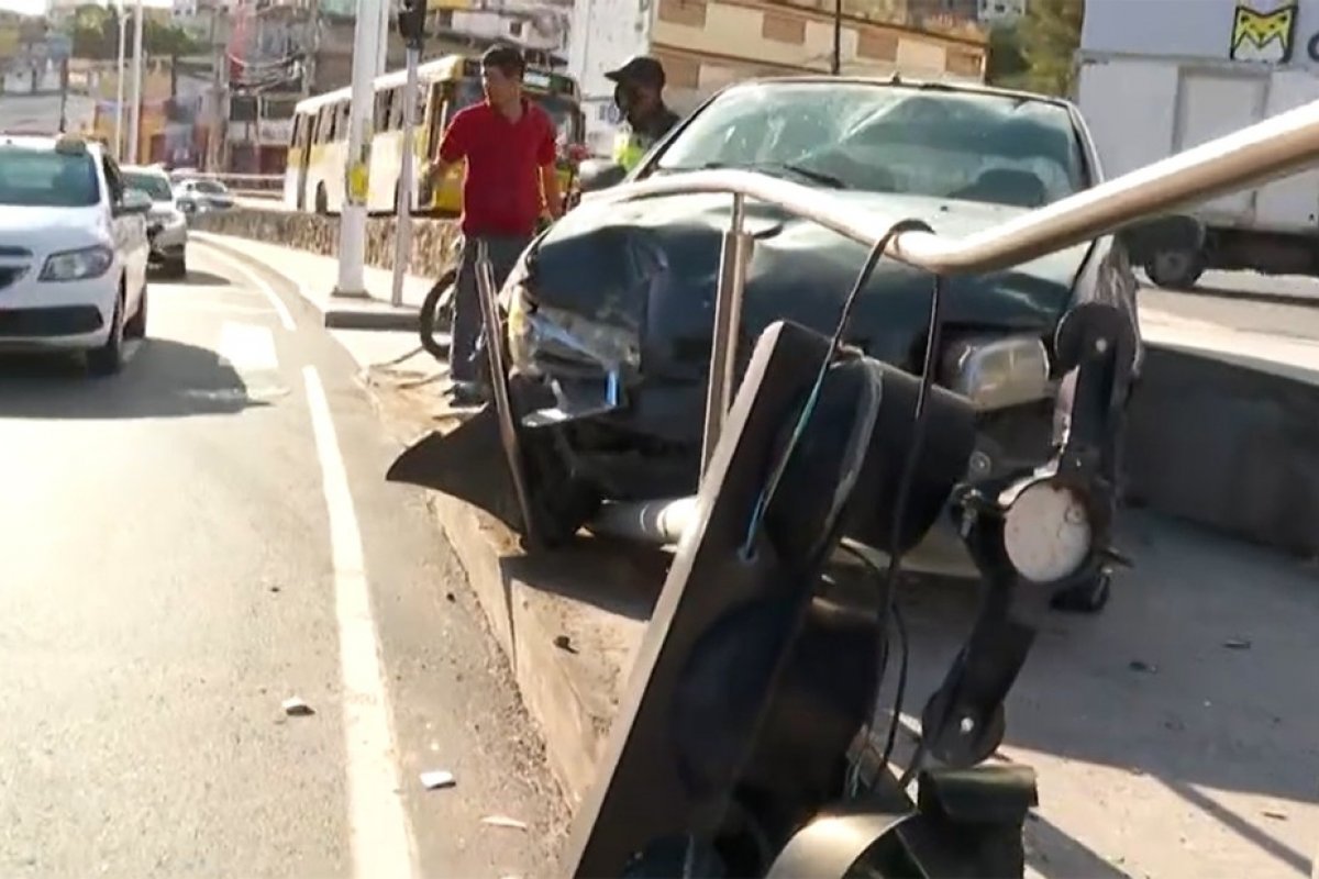 Carro invade calçada e derruba semáforo no Largo das Sete Portas, em Salvador