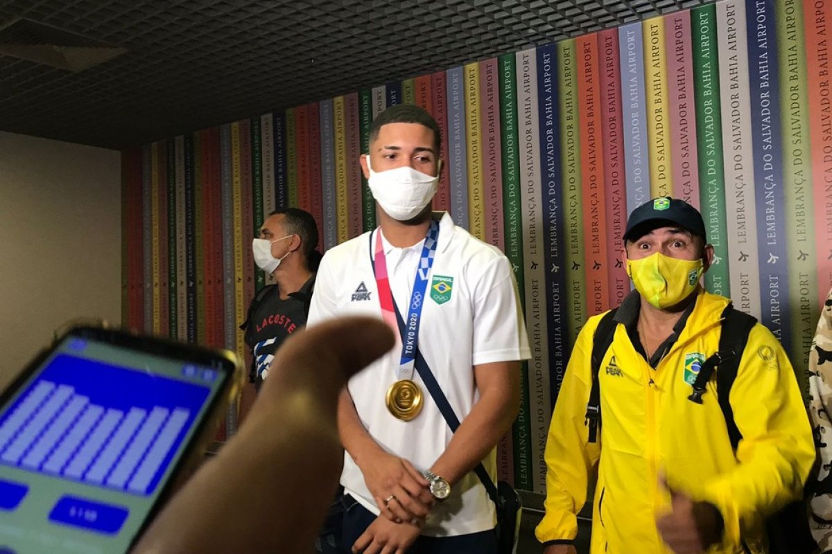 Boxeador Hebert Conceição chega a Salvador exibindo medalha de ouro e dançando