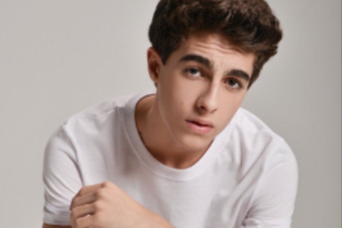 Lucas Burgatti é escalado para elenco de série sobre trajetória de Silvio Santos