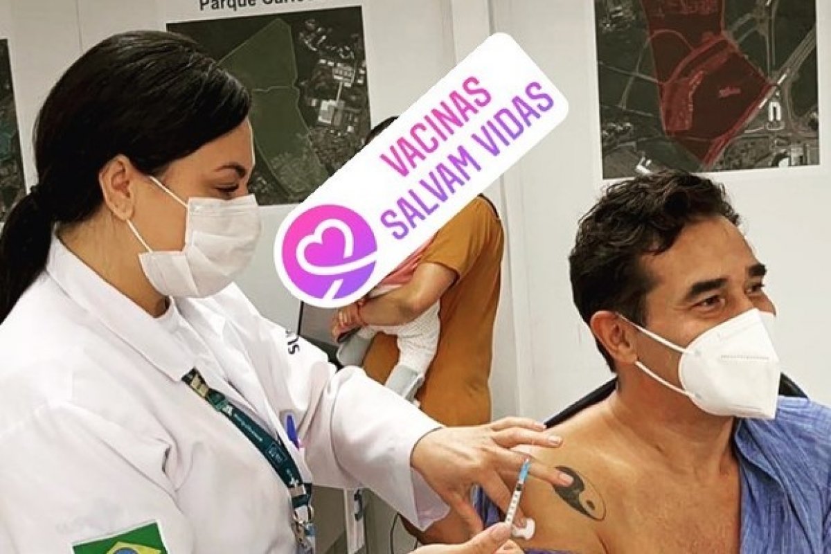Luciano Szafir toma a primeira dose da vacina contra Covid-19
