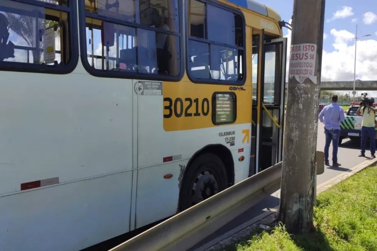 Homem é baleado após passageiro reagir a assalto a ônibus na Paralela