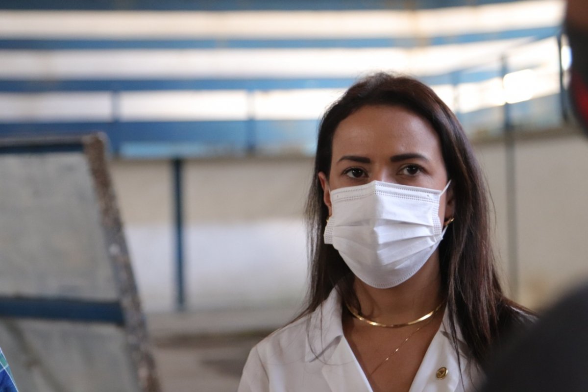 Deputada promete recorrer à Justiça caso Rui Costa imponha restrições a não vacinados