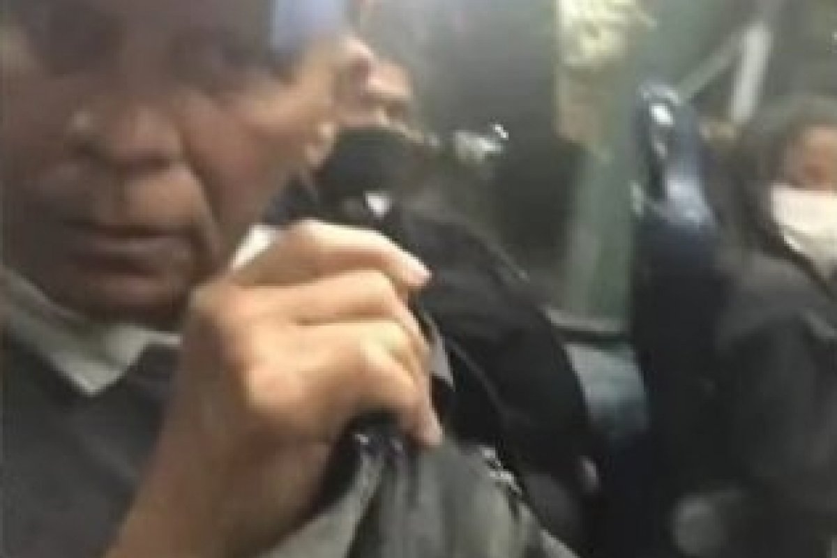Vídeo: passageira expulsa idoso de ônibus após assédio no RJ