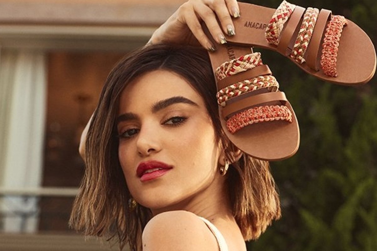 Manu Gavassi estrela campanha da Anacapri