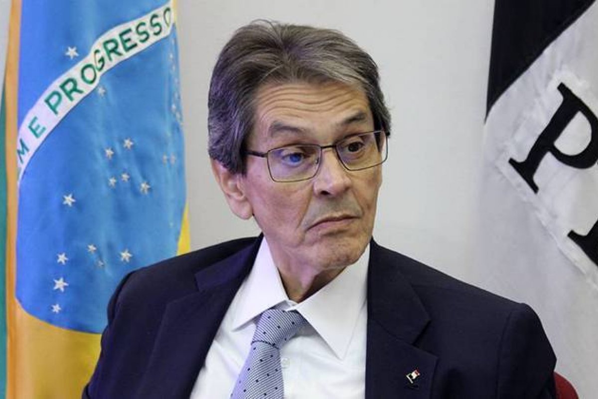 Roberto Jefferson aguarda Alexandre de Moraes decidir sobre prisão domiciliar