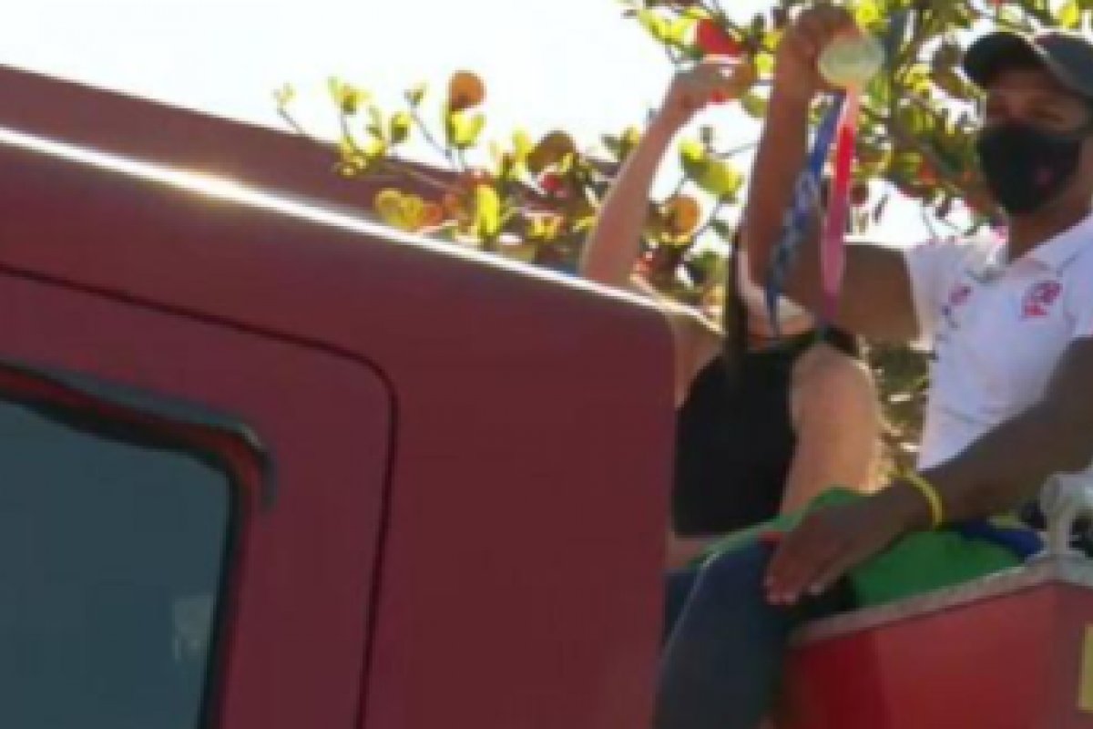 Campeão olímpico, Isaquias Queiroz chega na cidade natal, Ubaitaba