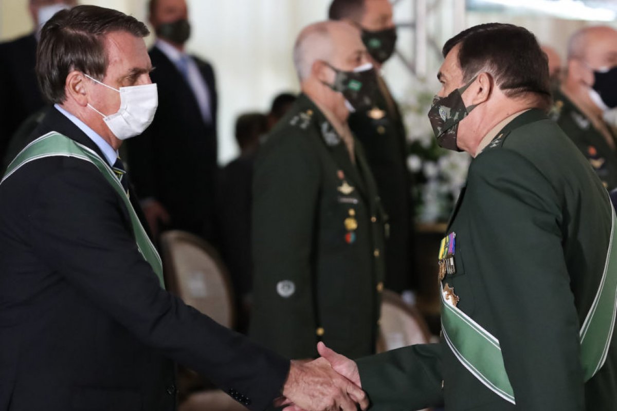 Comandante do Exército afirma não ter 'interferência política' nas Forças Armadas