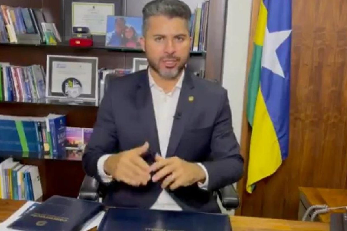 Senador diz ser "plenamente favorável" à impeachment de ministros do STF