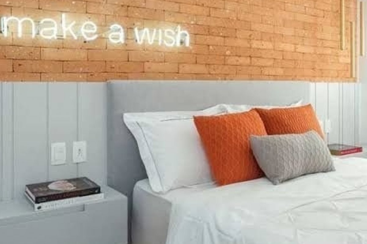 Letreiro néon na decoração: Saiba como aderir