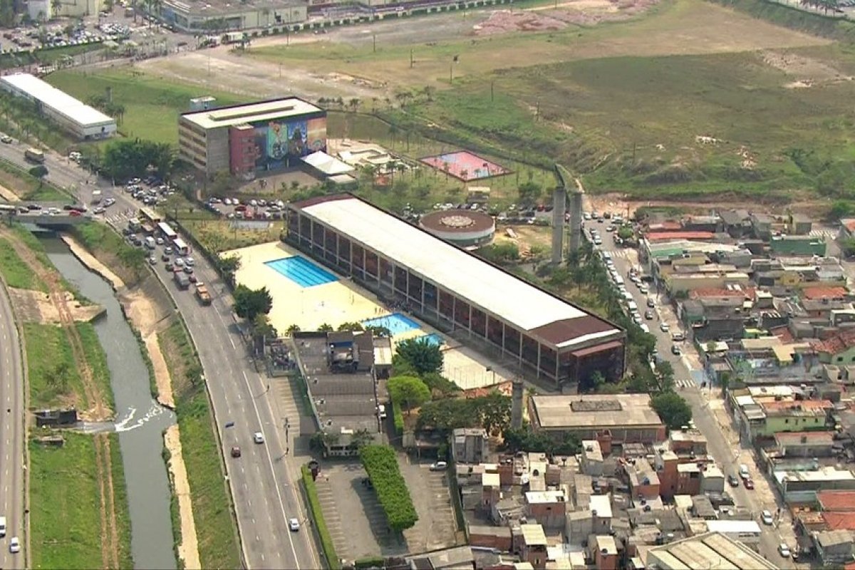 Em São Paulo, aluno de 14 anos esfaqueia professor na escola