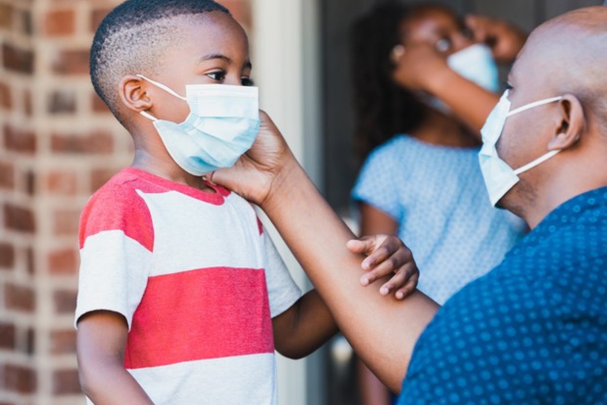 Infectologista afirma que, apesar do avanço da vacinação, uso de máscara deve ser mantido