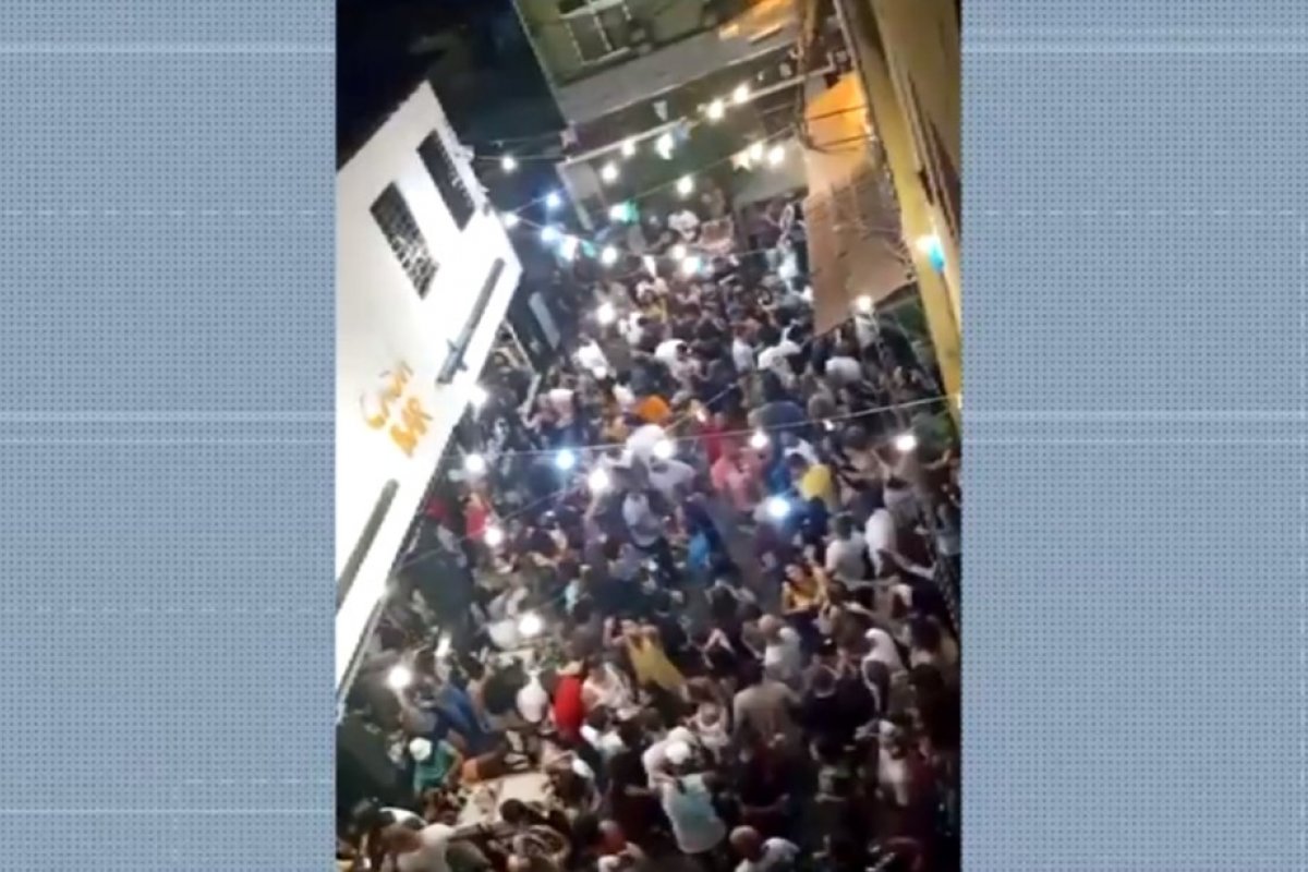 Festa com participação do cantor Márcio Victor causa aglomeração e é encerrada pela polícia em Salvador