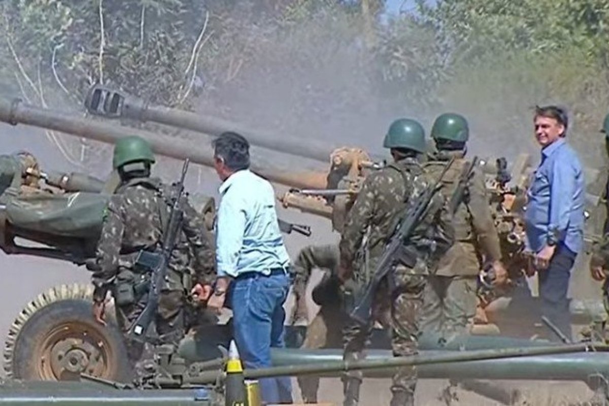 Bolsonaro participa de exercício militar em Goiás