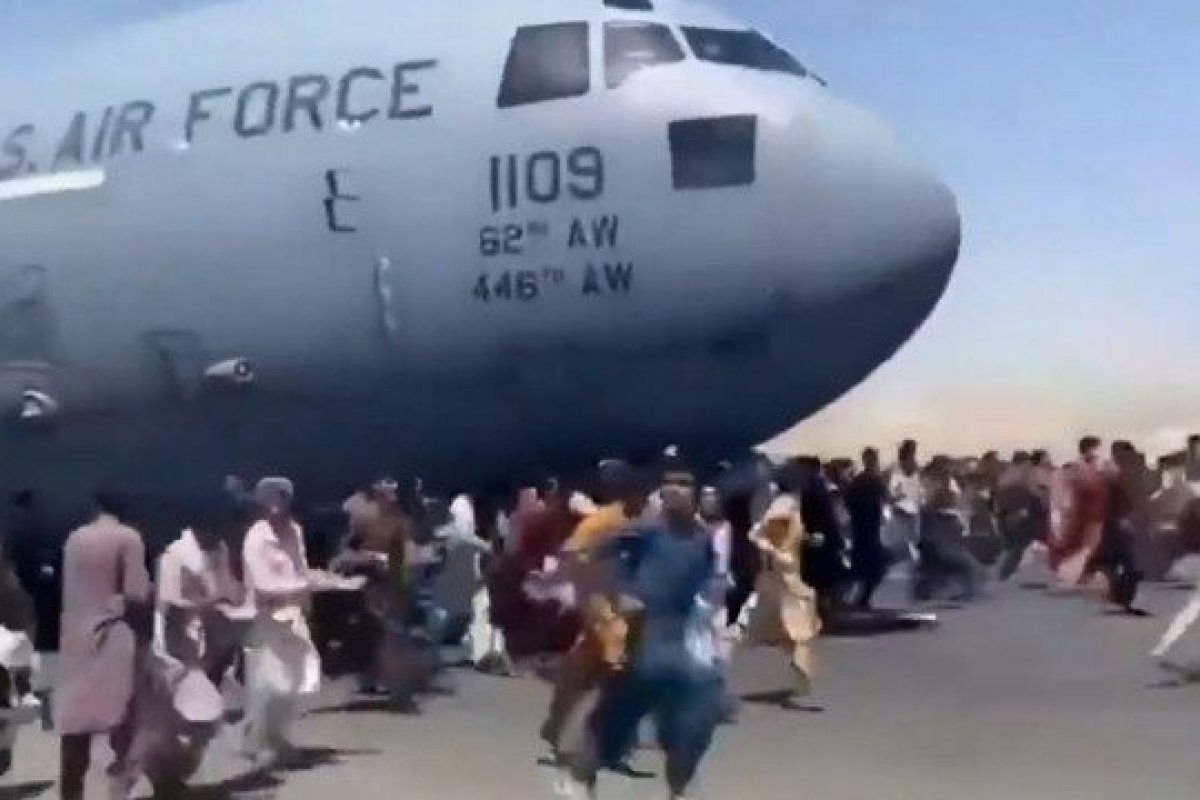 Vídeo: Multidão invade o aeroporto de Cabul; tumulto deixa mortos