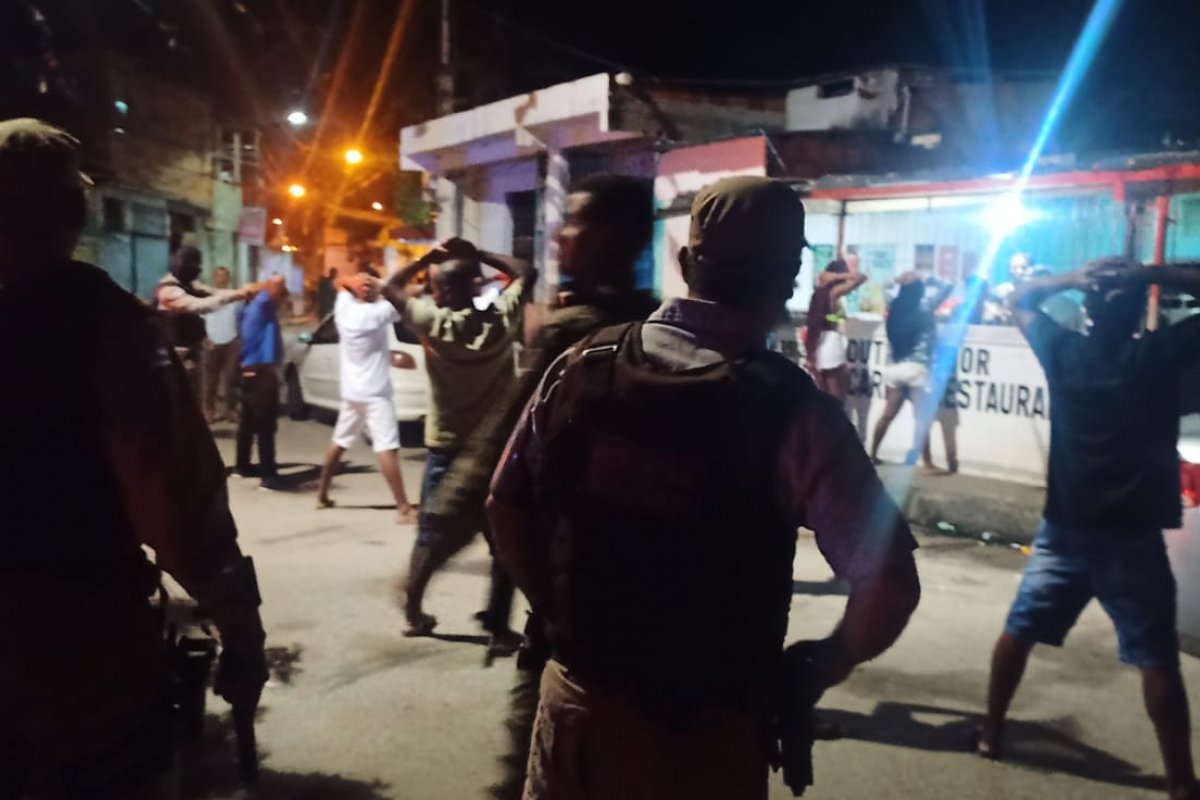 Polícia encerra festa com 200 pessoas aglomeradas em Lauro de Freitas