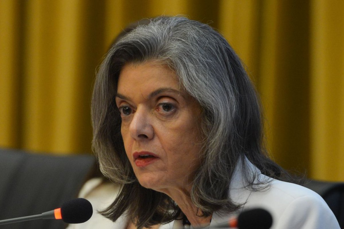 Cármen Lúcia pede posicionamento da PGR sobre notícia-crime contra Bolsonaro