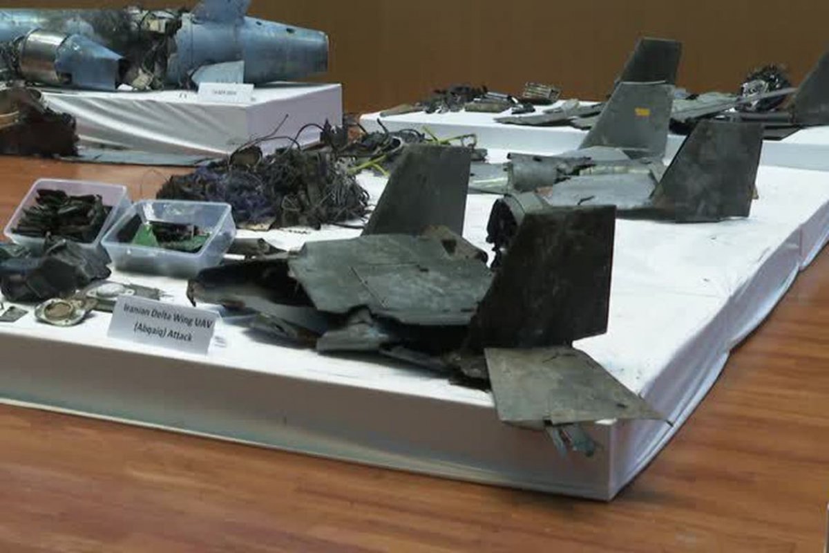 Arábia Saudita divulga destroços de mísseis que atingiram instalações de petróleo