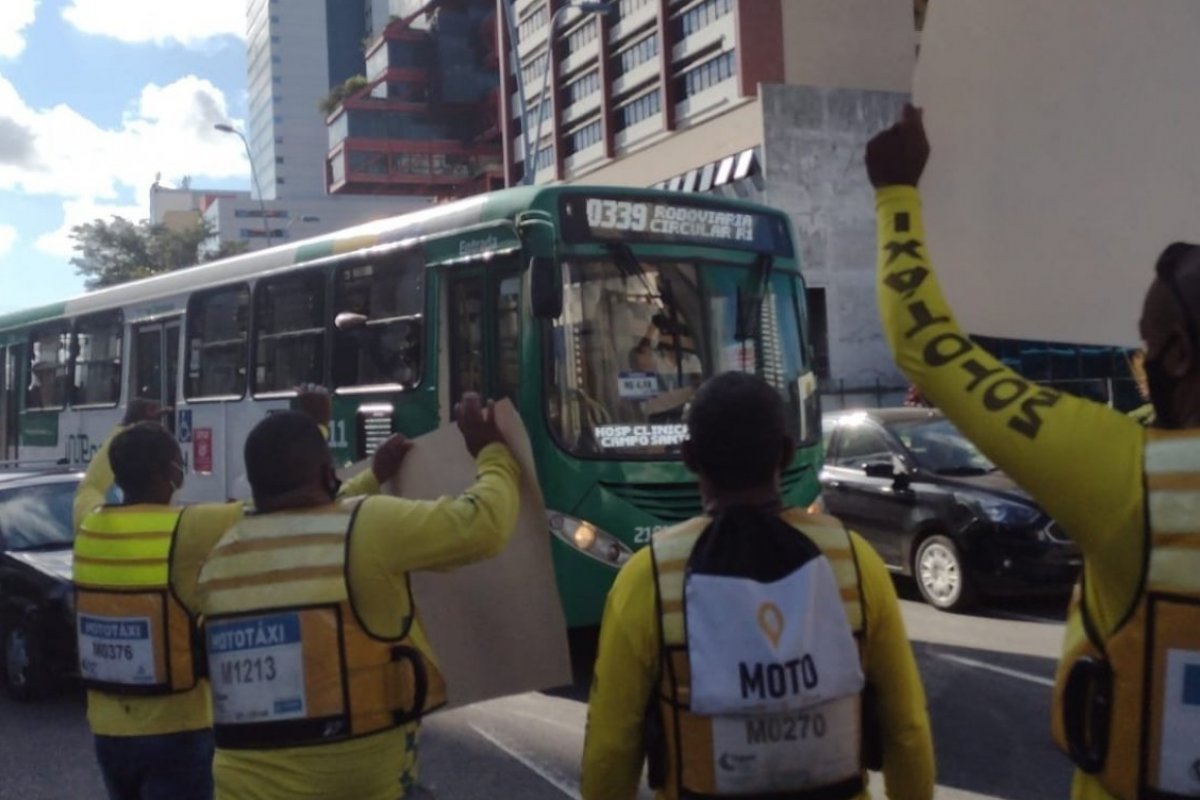 Mototaxistas protestam contra o aumento no preço do combustível em Salvador