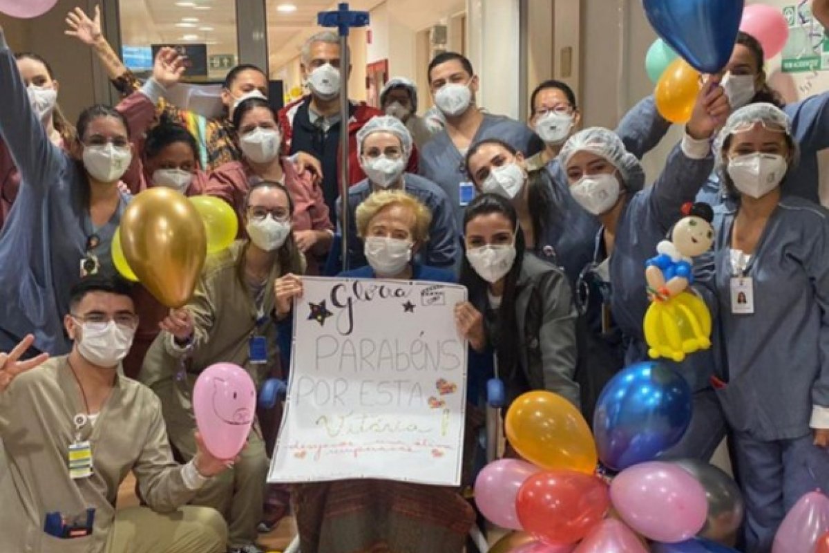 Viva o AMOR! Glória Menezes deixa hospital homenageada por funcionários