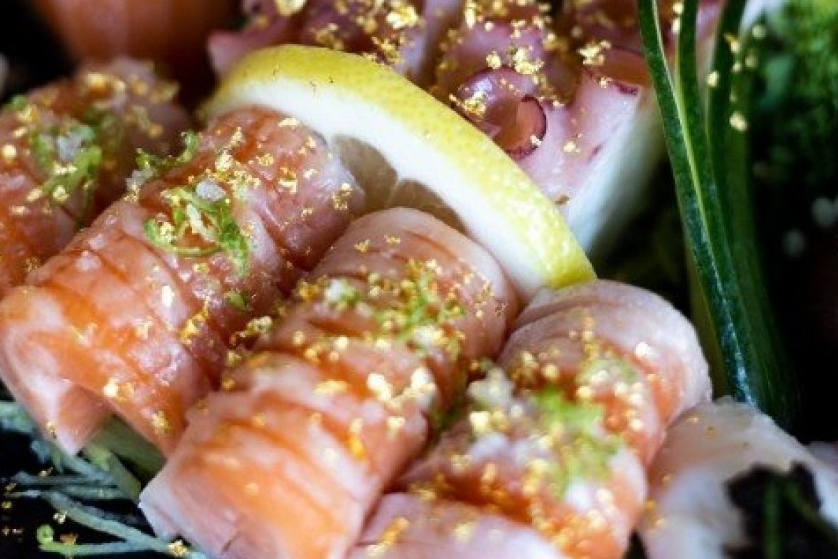 Restaurante japonês lança prato com pétalas de ouro comestível