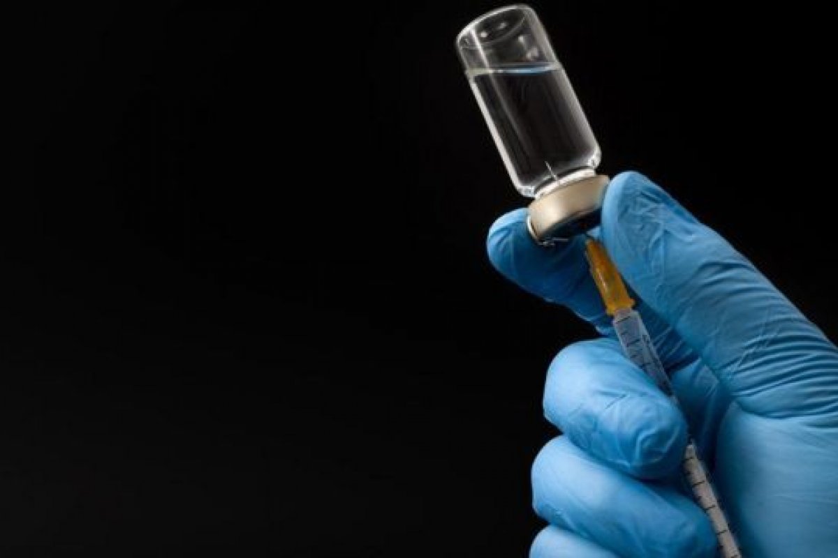 Covid: danos na pele e nos rins são possíveis efeitos das vacinas da Pfizer e Moderna, diz agência