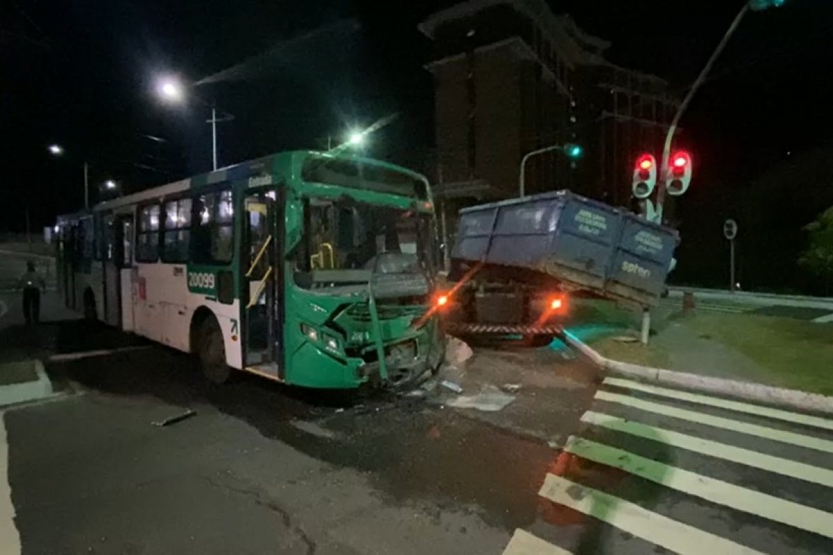 Colisão entre ônibus e caminhão de coleta de lixo deixa feridos em Salvador