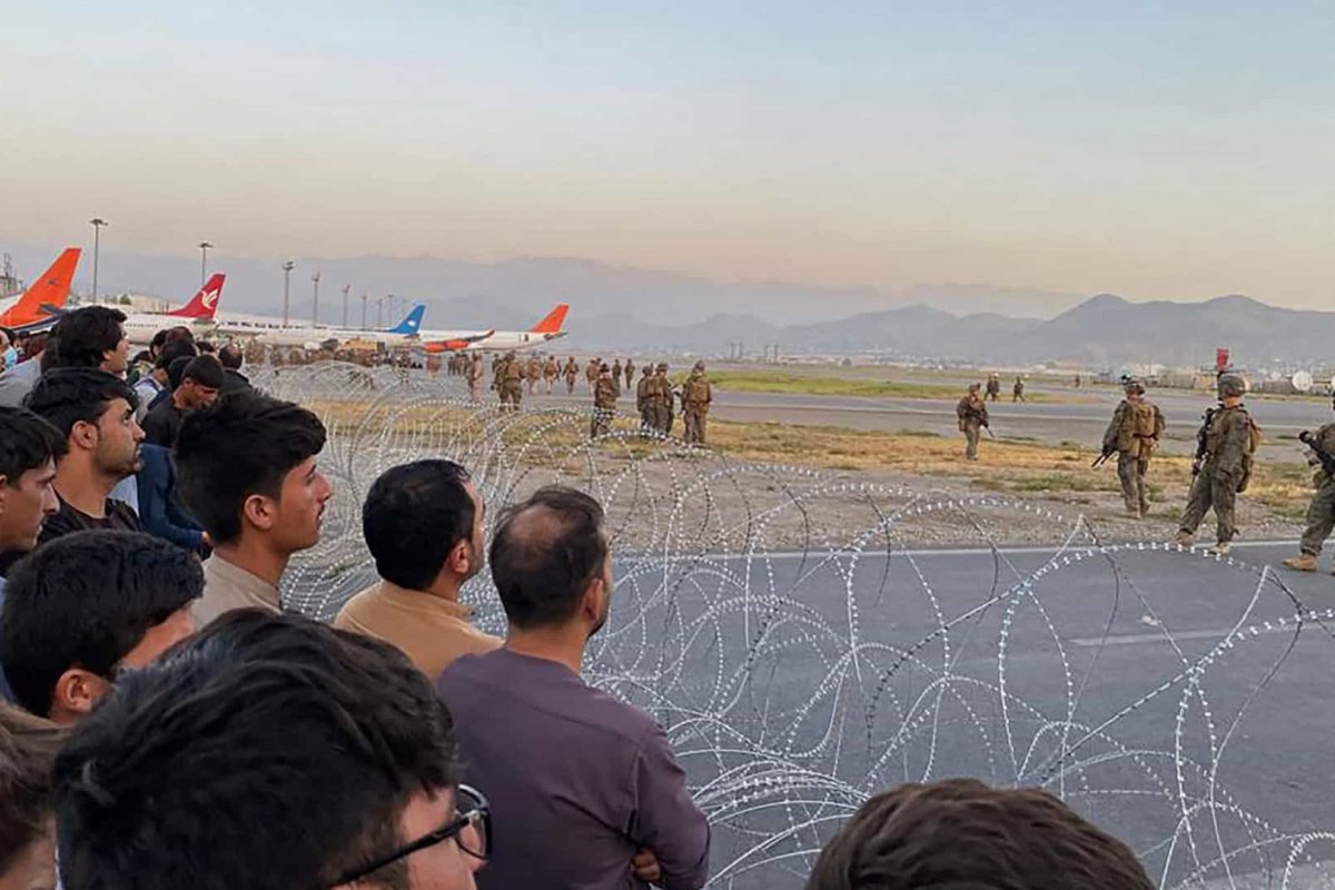 Voos militares são retomados em aeroporto no Afeganistão
