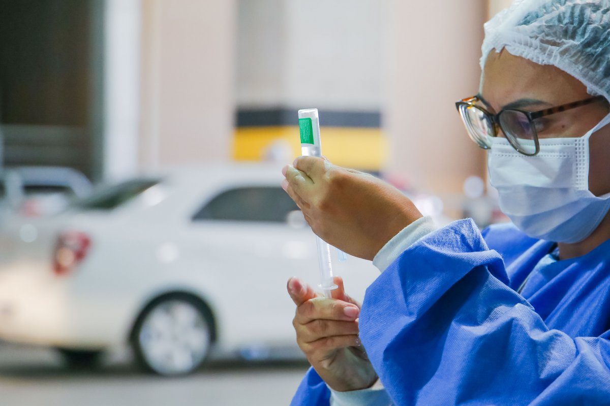 Brasil: 1/3 dos adultos estão com vacinação completa contra Covid